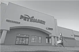  ?? DAVID KADLUBOWSK­I/THE REPUBLIC ?? PetSmart has more than 55,000 employees at more than 1,500 stores across North America.