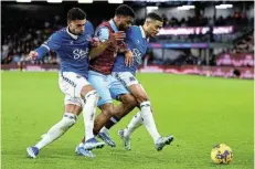 ?? Picture: MOLLY DARLINGTON/ REUTERS ?? IN STEP: Everton’s Ben Godfrey and Lewis Dobbin in action with Burnley’s Lyle Foster