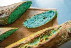  ?? Foto: dpa ?? Woher dieses Brot seine blaue Farbe hat, erfährst du heute auf Capito.