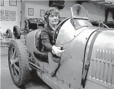  ?? Foto: ČTK ?? Znovu za volantem Eliška Junková usedla po letech do závodního vozu Bugatti z roku 1932, který je ve sbírkách Národního muzea.