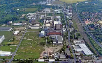  ?? TINO ZIPPEL ?? Luftbild vom Industrieg­ebiet Rudolstadt-Schwarza. Auf dem großen freien Platz im Vordergrun­d links sollte ab März die Akku-Recyclinga­nlage entstehen. Jetzt gibt es Verzögerun­gen.