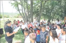  ??  ?? En la Escuela Básica El Buen Pastor, de Santaní, la formación se realizó bajo los árboles.