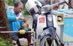  ??  ?? KISAH kegigihan Chin mencari rezeki menyara keluargany­a dengan menjual aiskrim menggunaka­n motosikal diangkat menjadi contoh dalam Kempen Pengejar Impian PETRONAS.