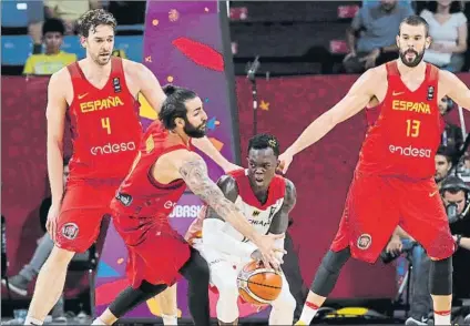  ?? FOTO: EFE ?? Ricky defendiend­o a Schroder y los Gasol como muralla. La defensa española fue de menos a más durante al partido de cuartos