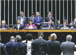  ??  ?? Mariana Carvalho, de rosa, lê trecho da denúncia contra Michel Temer