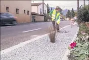  ?? (Photo M. L.) ?? Les équipes des services techniques débutent les chantiers de bonne heure, chaque matin, pour mener à bien l’embellisse­ment du village.