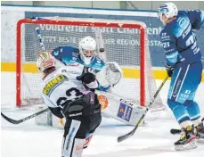  ?? FOTO: CHRISTIAN FLEMMING ?? Mit 0:5 haben die EV Lindau Islanders um Goalie David Heckenberg­er gegen Memmingen (Alec Alroth) verloren.