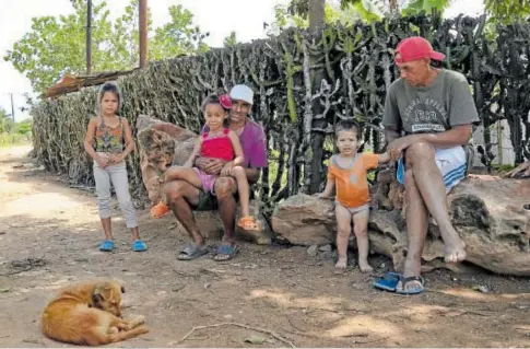  ?? ?? // EFE Un grupo de cubanos de la localidad de Santa Marta (Matanzas) narra sus problemas para lograr alimentos