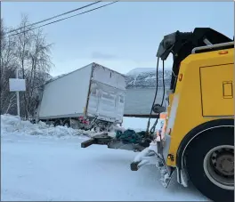  ?? FOTO: ARE BERGSET ELVESTAD ?? Denne lastebilen måtte svinge av veien for å unngå kollisjon med en lastebil foran. Den måtte bremse ned, da brua på E6 like nord for Olderdalen er for smal til at to biler kan krysse samtidig.