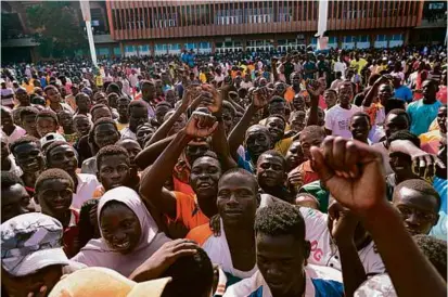  ?? SAM MEDNICK/ASSOCIATED PRESS ?? Young people gathered to volunteer to fight for the country in Niamey, Niger, on Saturday.