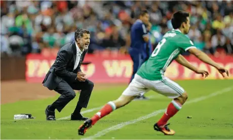  ?? Rebecca Blackwell / AP ?? El director técnico de la selección mexicana de fútbol, el colombiano Juan Carlos Osorio (izq.) da instruccio­nes durante un partido.