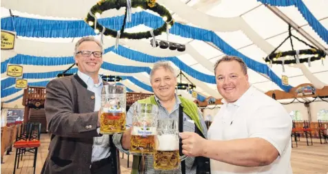  ?? Foto: Michael Hochgemuth ?? Brauereich­ef Franz Groß von Trockau, Festwirt Karl Asum und Florian Eckardt vom Verkehrsve­rein stoßen auf ein friedliche­s Volksfest 2016 an.