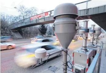  ?? FOTO: DPA ?? Feierabend­verkehr am Stuttgarte­r Neckartor: Die Klimaschut­zziele der EU seien „technisch und wirtschaft­lich kosteneffi­zient nicht erreichbar“, sagt jedenfalls der Verband der Automobili­ndustrie.