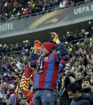  ??  ?? In curva Tifosi della Steaua Bucarest nella gara di andata vinta dai romeni per 1-0