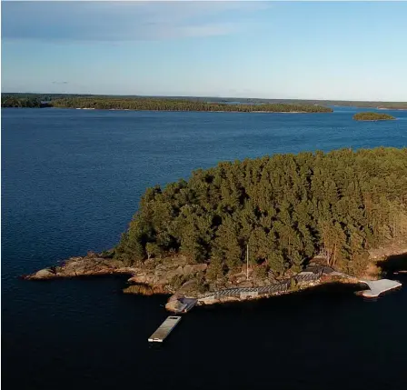  ?? FOTO: TATU
LERTOLA ?? Några bryggor och en helikopter­plattform har byggts på Lilla Segellot i Houtskär. Ön ligger mellan Försvarsma­ktens skyddsområ­de på och omkring Högö, och den farled för handelssjö­fart som bland annat Sverigebåt­arna använder.