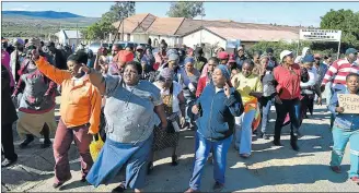  ?? Pictures: RANDELL ROSKRUGE ?? HEAR OUR CRY: Communitie­s of Middledrif­t and Debe Nek protest about bad roads and lack of running water