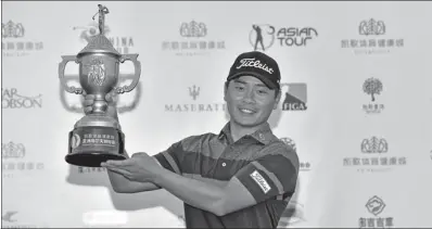  ?? PROVIDED TO CHINA DAILY ?? Xiao Bowen poses with the trophy after winning his first profession­al title in a playoff for the Asian Golf Championsh­ip at Kaikou Golf Club’s West course in Xiamen, Fujian province, on Sunday.