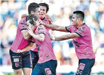  ?? ?? Los queretanos celebraron el gol que marcó diferencia, obra del jugador Vera.