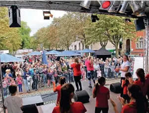  ?? FOTO: WERBEGEMEI­NSCHAFT ELLER ?? Auf der Bühne auf dem Gertrudisp­latz ist beim Gumbertstr­aßenfest wieder ein unterhalts­ames Programm zu sehen.