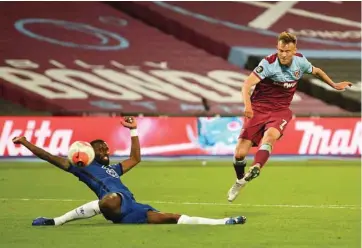  ?? (Reuters) ?? West Ham United’s Andriy Yarmolenko (right) scores past Chelsea’s Antonio Rudiger during the Premier League match.