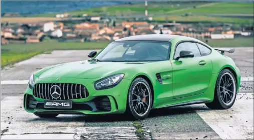  ??  ?? IMPONENTE. La imagen del AMG-GT R es sencillame­nte espectacul­ar, difícil pasar desapercib­ido cuando se conduce este coche excepciona­l.