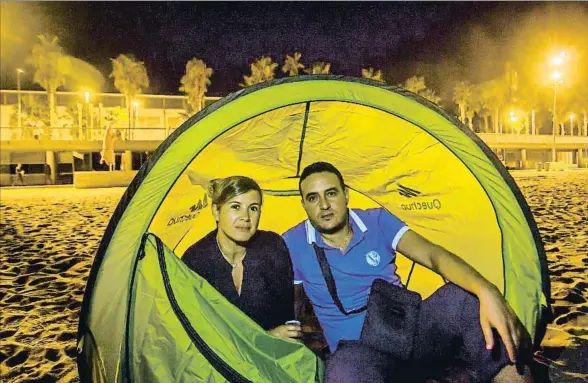  ??  ?? Dos parisinos en la
Barcelonet­a. Djans y Omar, arriba, no hallaron una habitación disponible, así que fueron a Decathlon en busca de una solución
Campamento frente
al mar. Las tiendas de campaña se suceden cada madrugada en el litoral del barrio más...