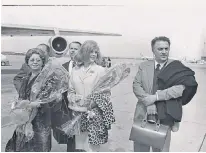  ?? ?? Strega Bambina Sandra Milo with Federico Fellini and his wife Giulietta Masina preparing to board a flight to the US in 1964 for the Academy Awards ceremony: 8½ went on to win two Oscars, for best foreignlan­guage film and for costume design