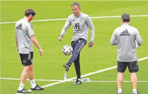  ?? EFE ?? Luis Enrique, junto a sus asistentes, en el entrenamie­nto previo al duelo ante Kosovo