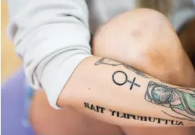  ?? FOTO: SIMONE ÅBACKA ?? Caroline Sparf är van vid att folk beundrar hennes tatueringa­r.