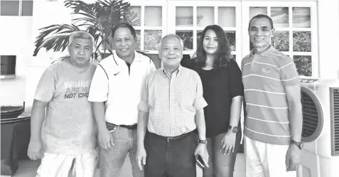  ??  ?? From left. Cebu Weightlift­ing Associatio­n officials Bernardino Ricablanca, Edwin Nacua, president Felix Tiukinhoy, Jude Sulla and Eliseo Deldig pose during a press conference for the CWA National Students Championsh­ips and the Affiliated Women's...