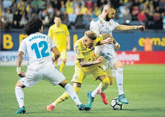  ?? FOTO: EFE ?? Samu Castillejo trata de marcharse de Marcelo y Benzema El atacante del Villarreal entró de refresco en los minutos finales y marcó el empate definitivo en el minuto 85