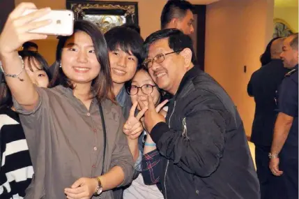  ?? AC-CMG ?? K-POP TREATMENT. Korean students residing in Angeles City are delighted to take groufies with Mayor Ed Pamintuan after the successful consultati­ve meeting among LGUs, PNP and Korean leaders held at the Royce Hotel in Clark.—