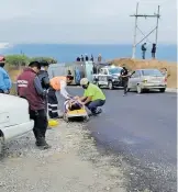  ?? / FOTOS: GUSTAVO ORTIZ ?? Tres de los heridos fueron trasladado­s en ambulancia­s