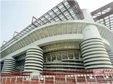  ?? (Ansa) ?? In discussion­e Lo stadio di San Siro: Milan e Inter vogliono abbatterlo per costruire un impianto nuovo, il Comune vuole salvarlo