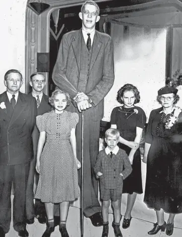  ?? ACME PHOTO ?? Robert Wadlow, center, at 8 feet, 8 ¼ inches, stands with his family on his 21st birthday in 1939. From left are father Harold Sr., siblings Eugene, Betty, Harold Jr. and Helen, and mother Addie.