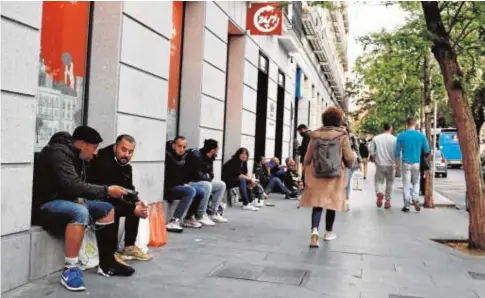  ?? GUILLERMO NAVARRO ?? Una zona de la Plaza de Tirso de Molina, donde asociacion­es reparten comida y bebidas calientes