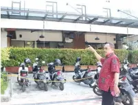  ?? ARI SETIYANING­RUM/JAWA POS ?? HARUS TERTIB: Ketua DPRD Kota Surabaya Armuji saat sidak ke Artotel yang menurutnya menyalahi perda terkait garis sempadan bangunan (GSB).