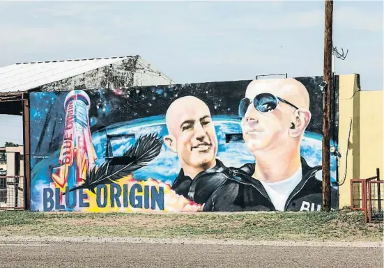  ??  ?? Mural en Texas de Jeff Bezos y su hermano Mark Bezos, quienes volarán hoy junto a Wally Funk y Oliver Daemen