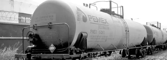  ??  ?? El percance de un ferrocarri­l que trasladaba carros tanque cargados de gasolina, generó una sobredeman­da. REDES