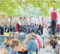  ?? FOTO: JOSEF ASSFALG ?? Der Musikverei­n Stafflange­n hat das für Pfingsten angesetzte Serenadenk­onzert im Pfarrgarte­n nachgeholt.