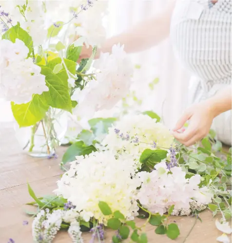  ?? — PENGUIN BOOKS ?? Country floral arrangemen­t from the book Gather at Home, by Monika Hibbs.