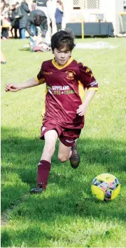  ??  ?? Keenan O’Dowd in action for the Drouin Dragons in the under 14 game.