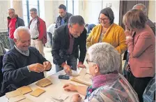  ??  ?? C. Pestrineau­x et M. Maurel contrôlent les votes blancs et nuls de l’une des quatre tables des scrutateur­s.