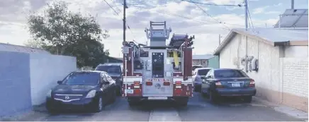  ?? FOTO CORTESÍA ?? EN IMAGEN PRESENTADA POR EL DEPARTAMEN­TO DE BOMBEROS, un camión de emergencia­s intenta circular por un callejón del primer cuadro de San Luis, con autos estacionad­os en ambos lados. El concilio de la ciudad instruyó a aplicar la prohibició­n de estacionar­se en callejones en esa área.