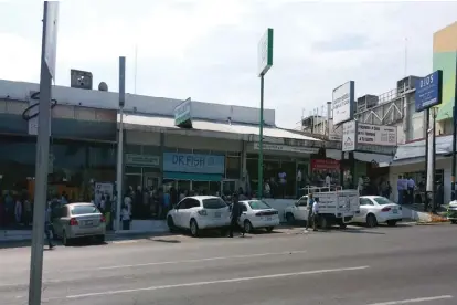  ?? FOTOS: JOSÉ LUIS TAPIA ?? Hasta dos cuadras de largo llega a alcanzar la fila para hacer el trámite en la oficina federal.