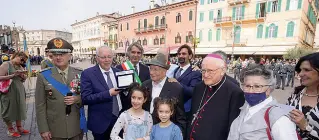  ?? ?? loggia della Gran Guardia consegnate 28 onorificen­ze al Merito della Repubblica e 17 Stelle al Merito del Lavoro