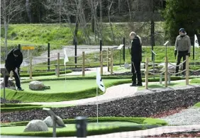  ?? FOTO: HEIKKI SAUKKOMAA / LEHTIKUVA ?? ■
Minigolfba­nan är en av de nyare aktivitete­rna i Oitans, liksom frisbeegol­fbanan och terrängcyk­elleden.