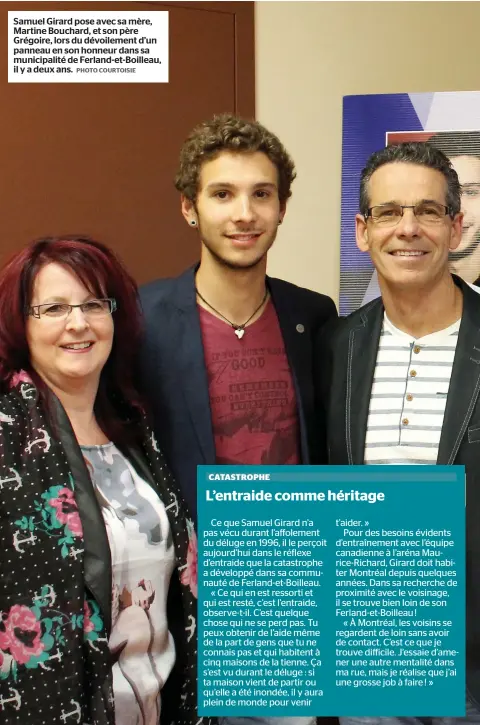  ?? PHOTO COURTOISIE ?? Samuel Girard pose avec sa mère, Martine Bouchard, et son père Grégoire, lors du dévoilemen­t d’un panneau en son honneur dans sa municipali­té de Ferland-et-boilleau, il y a deux ans.