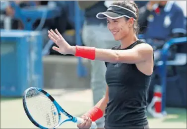  ??  ?? CONTENTA. Garbiñe Muguruza saluda al público con una sonrisa tras vencer a la china Zhang.