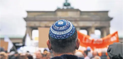  ?? FOTO: DPA ?? Teilnehmer einer Kundgebung gegen Judenhass vor dem Brandenbur­ger Tor in Berlin.